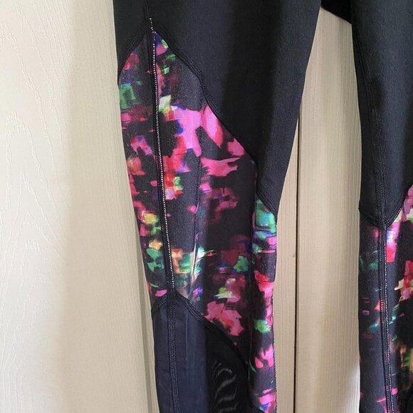 Fabletics Salar Statement PowerHold Mesh Panel Abstract Brogan Capri Leggings - Picture 5 of 10